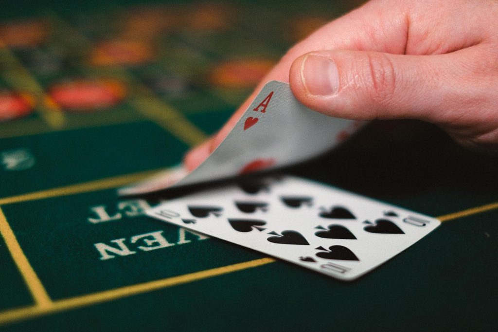 Người dùng trải nghiệm chế độ casino online chơi thử trên điện thoại