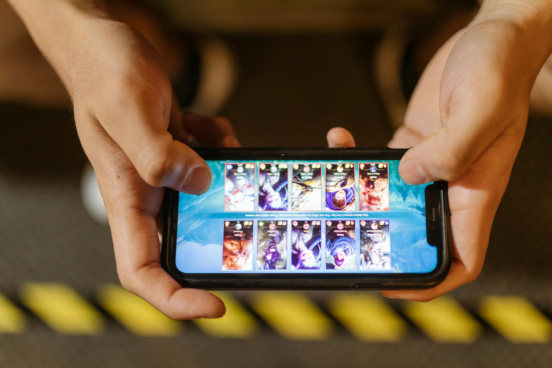 Màn hình game bắn cá trên smartphone với nhiều đàn cá di chuyển
